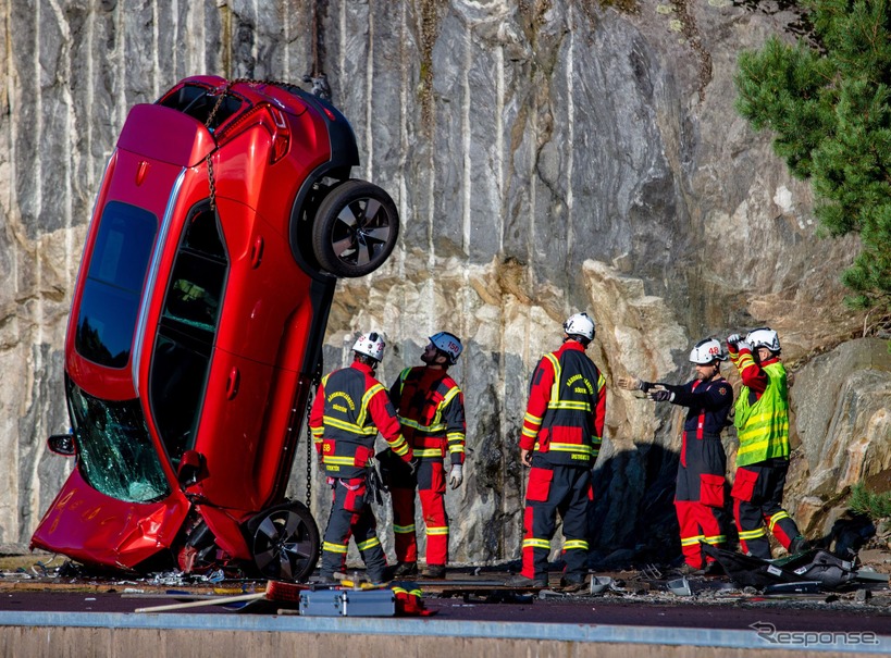 高さ30mから新車を落下させるボルボカーズの衝突テスト