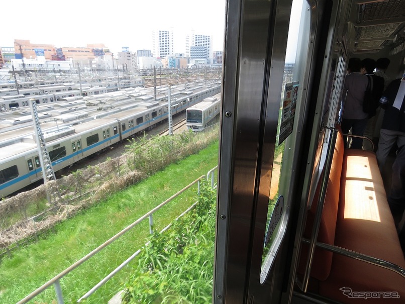 かつて相鉄が開催した相鉄厚木線乗車体験会の車内から見た小田急の海老名車両基地。