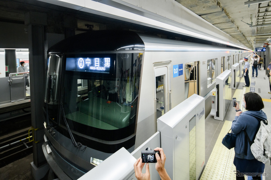 東京メトロ日比谷線虎ノ門ヒルズ駅。日比谷線は相互乗入れを行なっている東武の繰上げ状況を考慮に入れて、時刻を決定する。