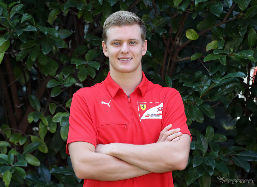 来季2021年、ハースF1チームのレースドライバーになるミック・シューマッハ（着ているシャツはFerrari Driver Academyのもの）。