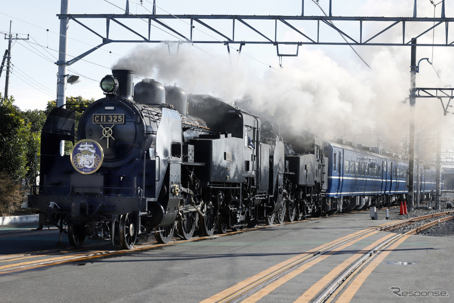 12月7日に南栗橋車両管区で行なわれた東武C11 325＋C11 207の重連運行。