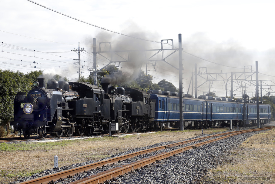 12月7日に南栗橋車両管区で行なわれた東武C11 325＋C11 207の重連運行。後位の207号機は2021年1月から長期検査に入る。