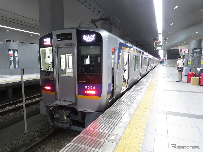 難波駅と関西空港駅を結ぶ区間や高野線の一部駅で実施されるVisaタッチ決済の実証実験。写真は関西空港駅に停車する南海空港線の列車。