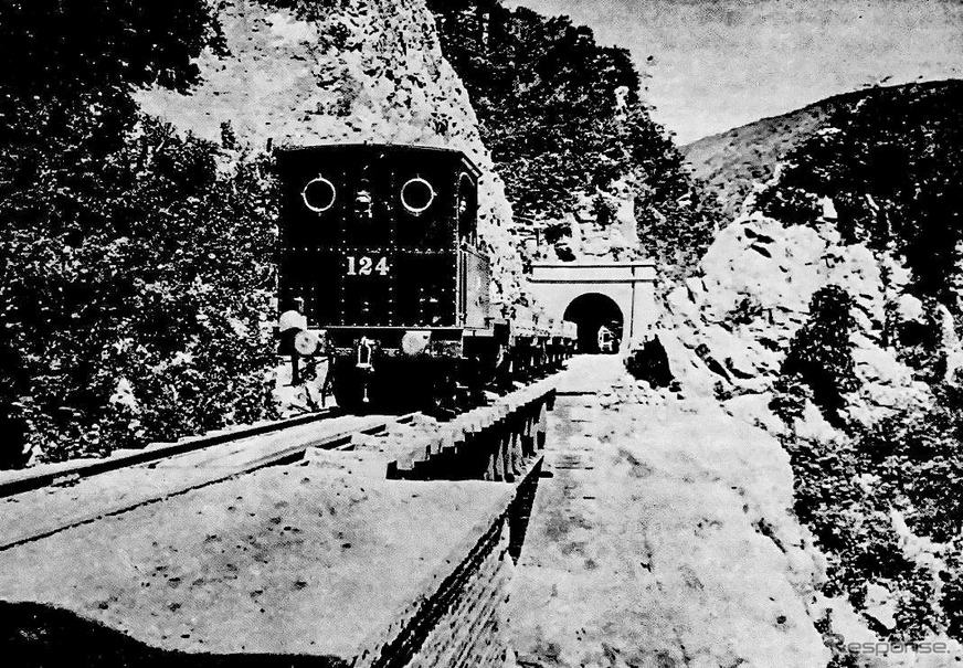 奥羽本線は北は青森、南は福島の双方から建設が始まり、秋田県内の湯沢で繋がったが、赤岩駅がある現在の奥羽本線山形線区間は当初、奥羽南線と呼ばれていた。写真は奥羽南線建設当時、赤岩付近を走行する工事列車。