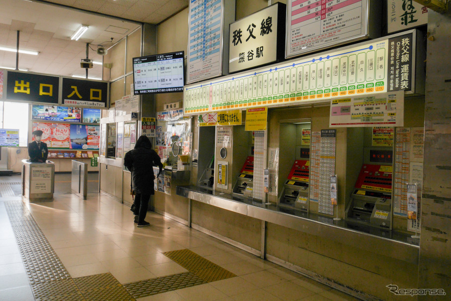 2019年12月、秩父鉄道熊谷駅の改札口。自動改札化が進んだ関東圏ではすっかり珍しくなった有人改札だが、この光景も近い将来、見ることができなくなるかもしれない。