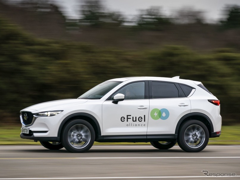 eFuelアライアンスのデカールを装着したマツダ CX-5