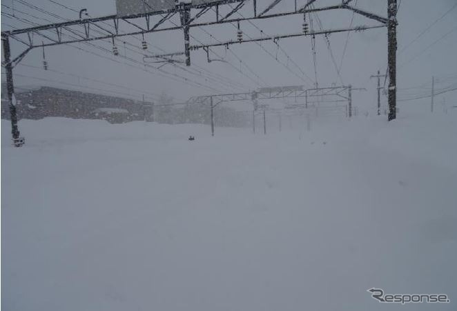 函館本線岩見沢駅構内の降雪状況（2月24日8時30分時点）。