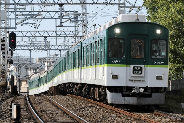 6月に引退する予定の京阪5000系。なおイベント専用列車は3扉での運行となり、座席昇降の実演は行なわれない。