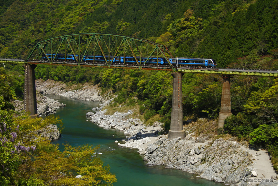 土讃線を行く2000系気動車。編成右手が半室グリーン車の2000形。現在、同車は予讃線の『宇和海』、土讃線の『あしずり』に定期運用を持つが、いずれも先頭車同士の2両単位での運用となっているため、中間車の2200形が形式消滅。グリーン車の営業もないため、2000形も共に姿を消すことに。