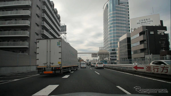 首都高速走行時のフロント4Kカメラ映像イメージ（合流時）