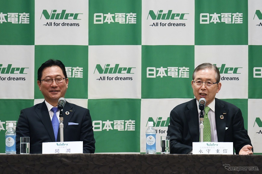 日本電産のCEOに就任する関社長（左）と永守氏（2020年2月4日の記者会見）