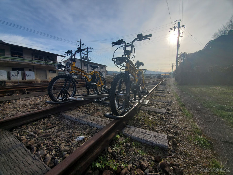 レール上を2人1組で自転車を漕ぐ、くま川鉄道のレールサイクル。