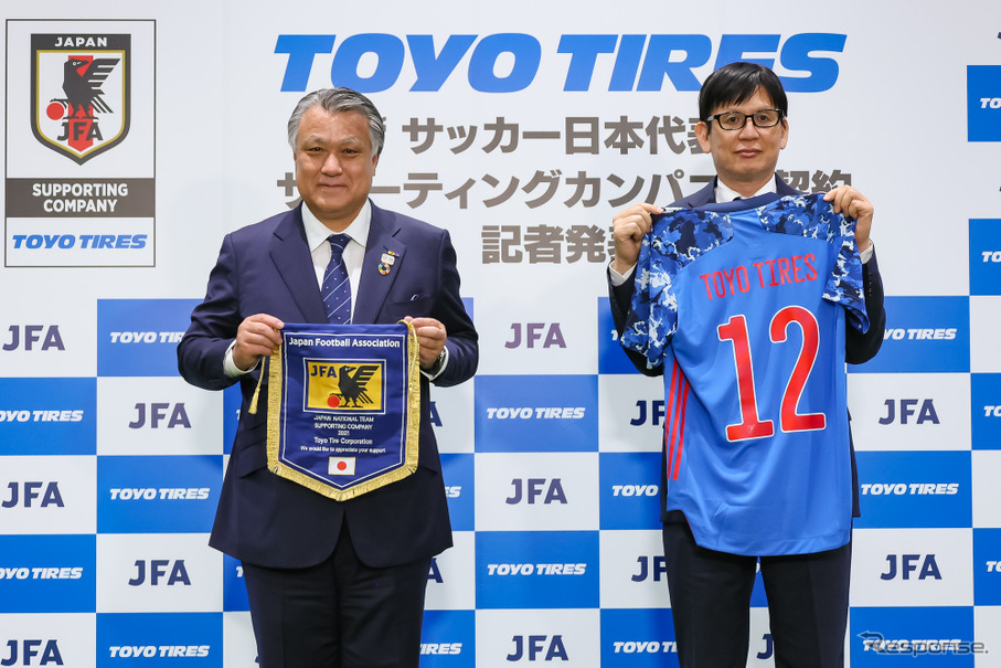 日本サッカー協会代表・田嶋幸三氏（左）、トーヨータイヤ 取締役・笹森健彦氏（右）