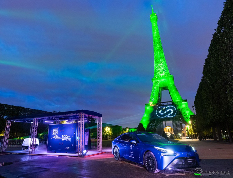 トヨタ MIRAI とフランス・パリのエッフェル塔