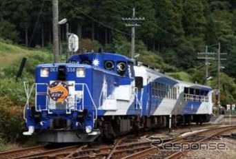 2023年度限りで運行終了することになった『奥出雲おろち号』。機関車、客車とも銀河鉄道をイメージした白・青・グレーの塗色に統一されている。
