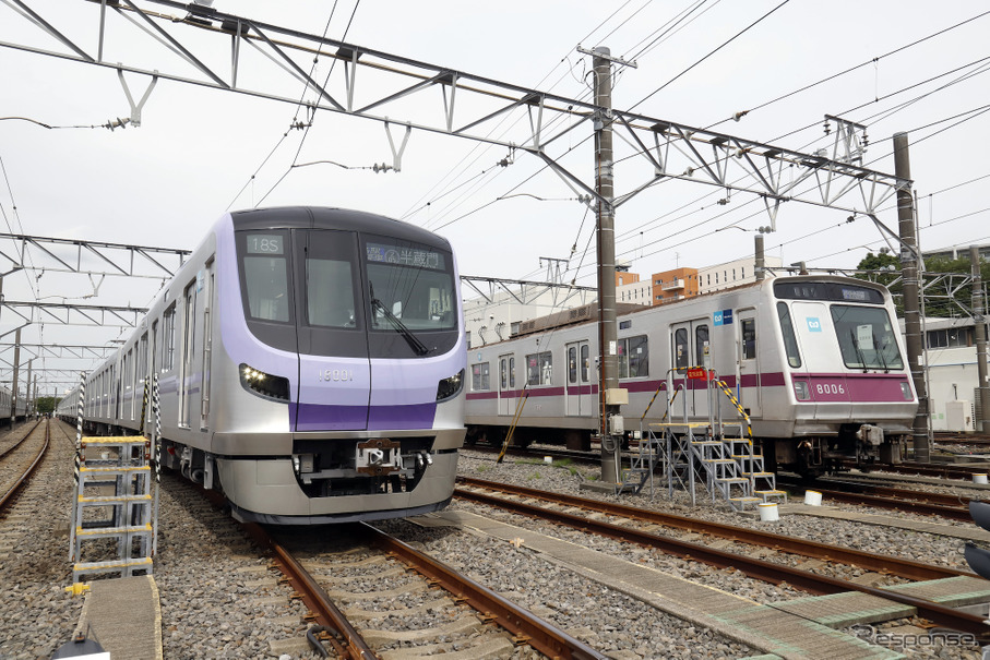 東京メトロ半蔵門線に新型車 18000系（向かって左。右は8000系）