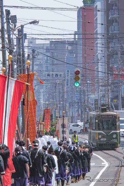 毎年6月に行なわれる北海道神宮祭の神輿渡御とM101。超低床車以外はラッピング広告車になっているなかで、唯一の旧塗色車として存在感を示していた。2021年の神輿渡御は新型コロナウイルス感染拡大を受けて中止となったため、このようなシーンを2度と見ることはできない。2015年6月16日、札幌市電山鼻線東本願寺前～山鼻9条。