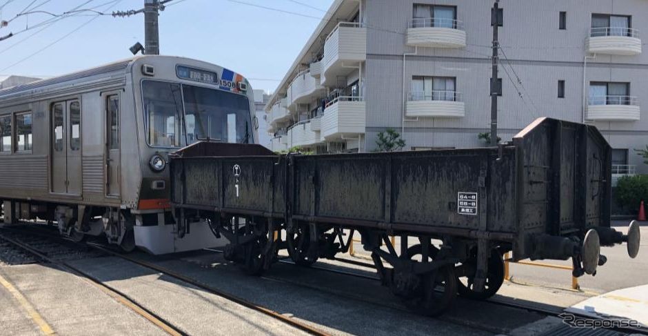 1000形電車（左）に連結されて展示されるト1号。自動連結器導入前に使われていたネジ式連結器の緩衝器（バッファー）が残っている（写真右手）。1000形は1973年に登場した静岡鉄道のステンレス車両だが、新鋭のA3000形投入により2016年から淘汰が始まり、現在は2両編成12本中、3本が残るのみ。