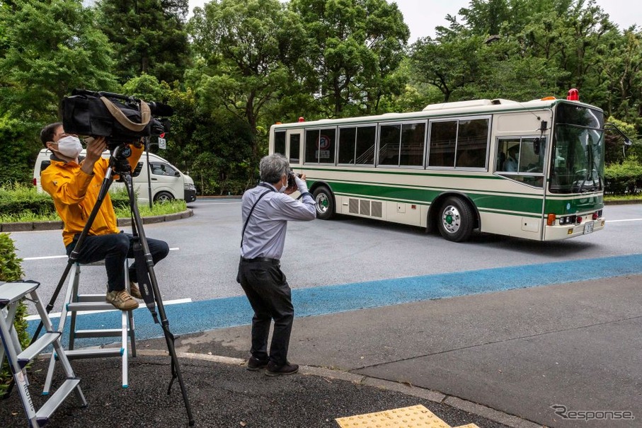 米親子を乗せたと思われる車両が東京地裁に到着（6月14日）