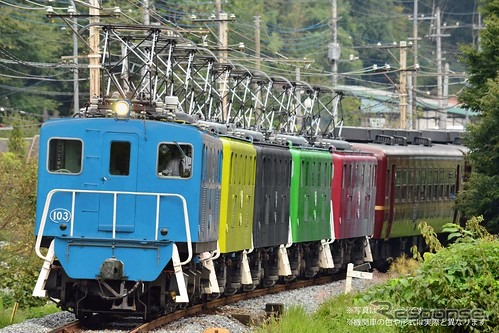 カラフルな電気機関車5重連が12系客車を牽引するイメージ。