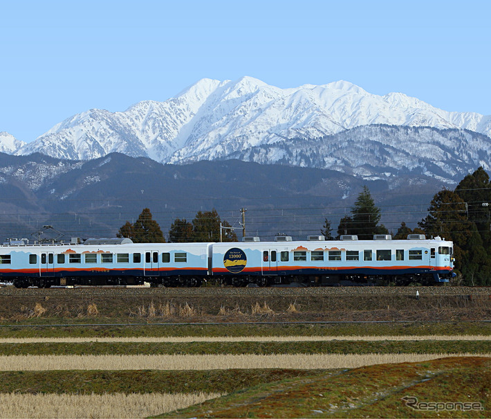 JR西日本から譲り受けた413系近郊型電車を改造し、2019年4月にデビューした『一万三千尺物語』。「一万三千尺」は富山県の高低差（約4000m）を尺貫法で表したもので、車内で富山県の食材を使った食事を楽しめるダイニング列車となっている。