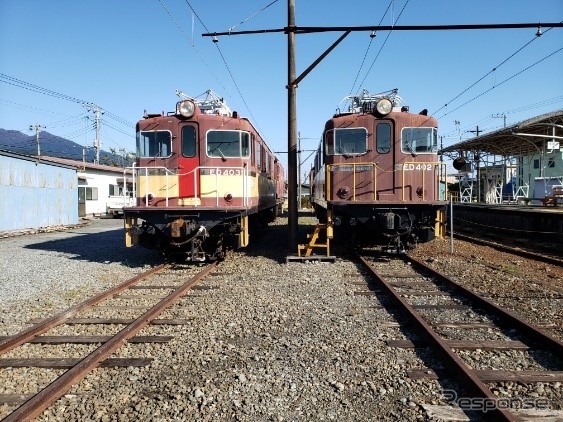 ED40形ED402（右）とED403（左）。ED402は1965年、ED403は1966年に登場し、松本電気鉄道でダム建設の資材輸送に使われていたが、1971年に岳南入り。現在では珍しくなったデッキ型の機関車。