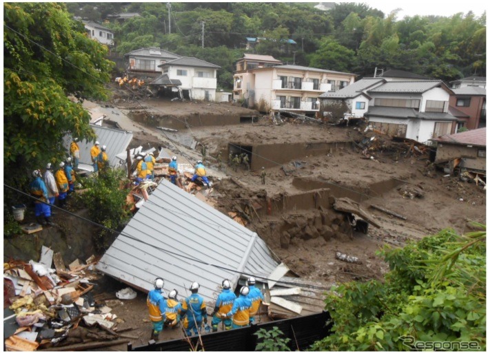 土石流災害を受けた熱海市伊豆山で救助活動を行う警察