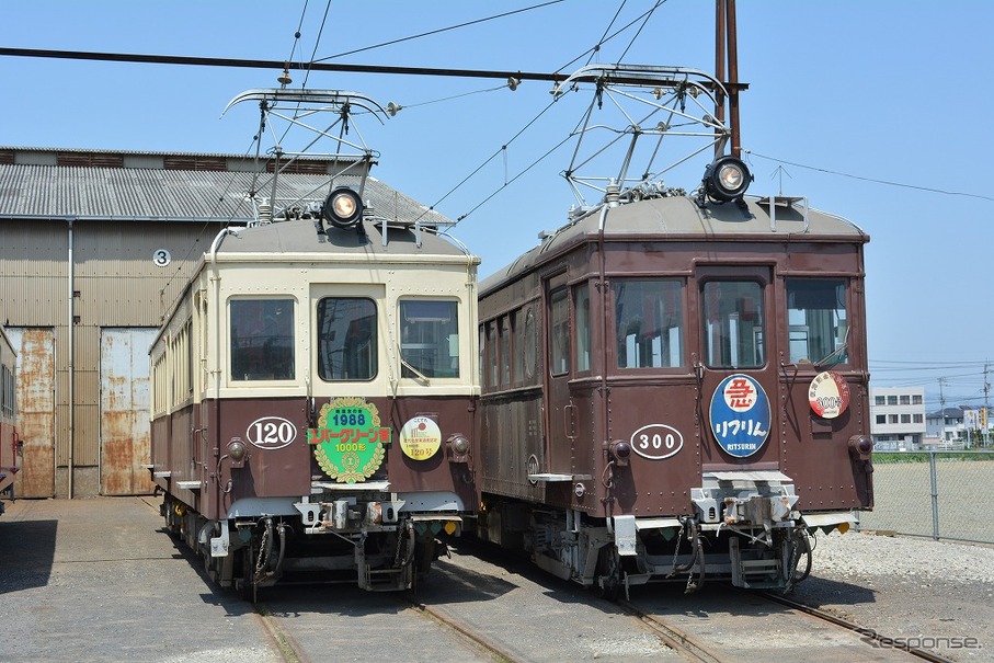 昭和になる直前に誕生した1000形120号と3000形300号。ともに、ことでん開業時から在籍する生え抜き。