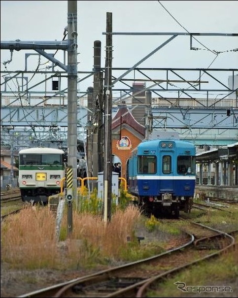 銚子駅で銚子電鉄の車両（3000系）と185系が並んだシーンのイメージ。185系は6両編成が運行される。