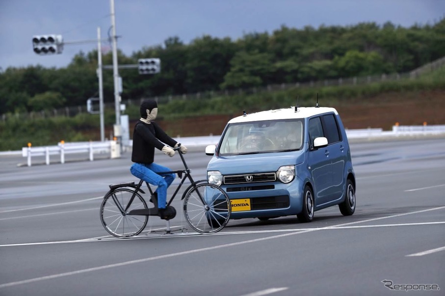 横断自転車の衝突被害軽減ブレーキ（参考画像）