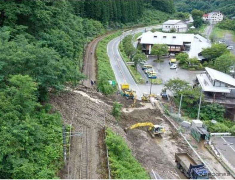 中央本線木曽平沢～贄川間の土砂流入現場（8月16日）。