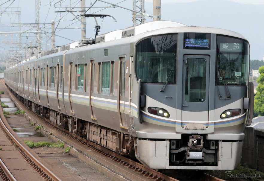 京阪神の基幹路線であるJR京都線・JR神戸線を走る225系の新快速。コロナ禍の2020年度における近畿圏の利用率は、2015年度の65%に留まっている。
