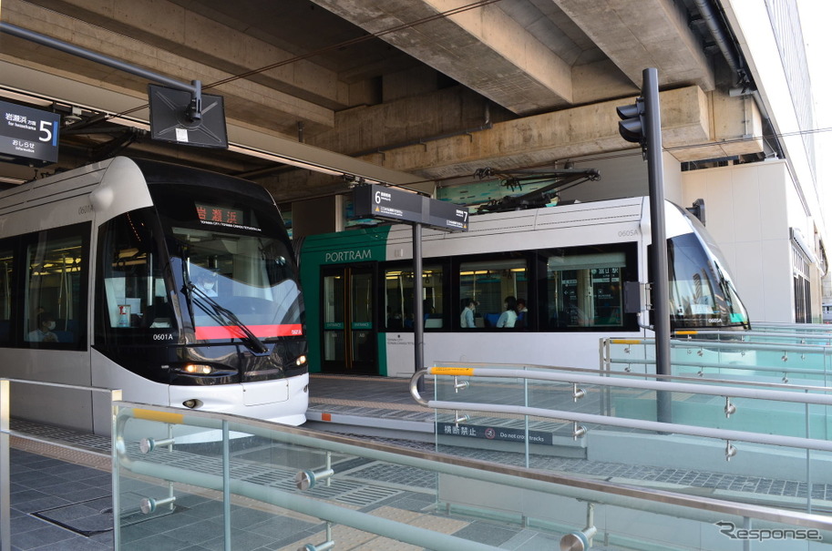 富山駅停留場に停車する富山地鉄富山港線の電車。
