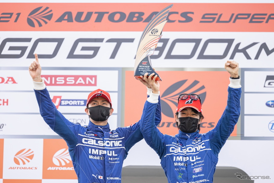 【SUPER GT 第5戦】GT500クラス優勝、カルソニック IMPUL GT-Rの平峰一貴(左)と松下信治(右)