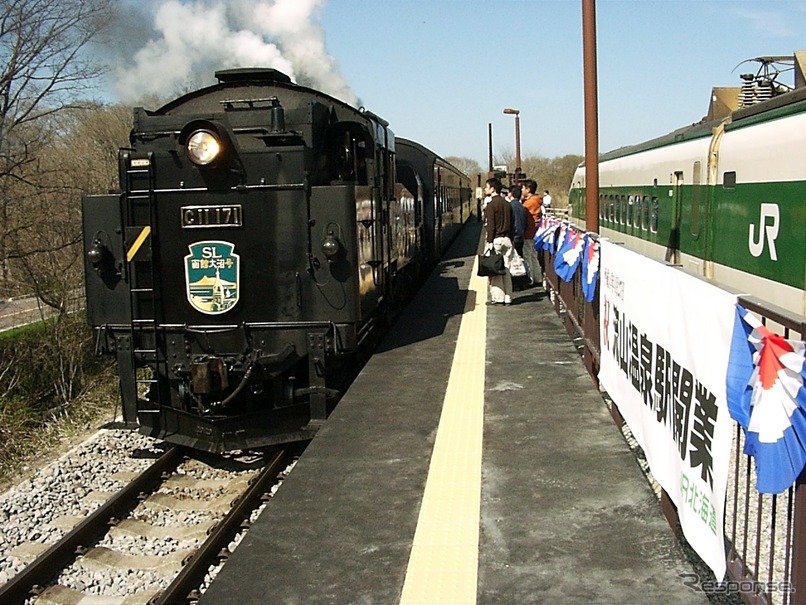 開業初日の流山温泉駅。C11 171が牽く『SL函館大沼号』と200系新幹線車両が並ぶ。2002年4月27日。2022年4月には札沼線（学園都市線）あいの里公園～石狩太美間に新駅として「ロイズタウン」駅が開業する予定だが、それ以前の新駅が流山温泉駅だった（2022年春に開業する宗谷本線名寄高校駅は既存駅の移設のため、新駅に含めず）。