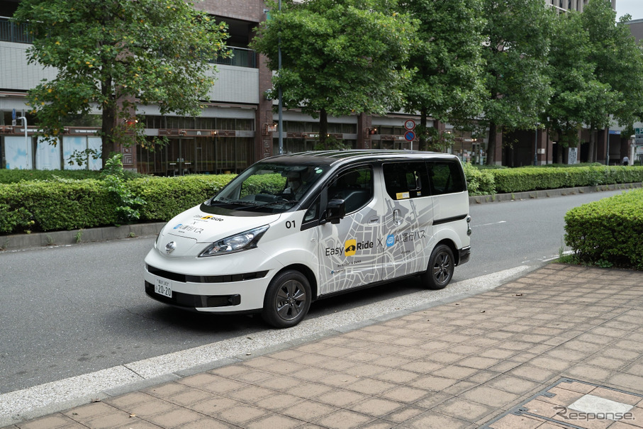 ワールドポーターズに到着した『Easy Ride』サービス車両の日産『e-NV200』