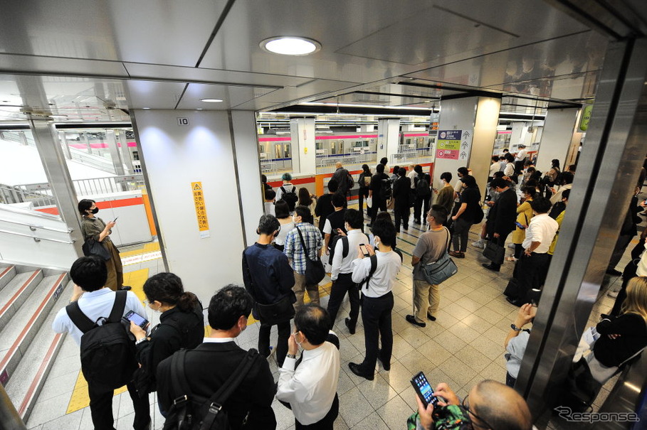 電車の運転再開を待つ人々（10月7日、東京・新宿駅）