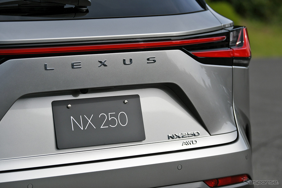 レクサス NX 新型に初採用された“バラ文字”のLEXUSロゴ