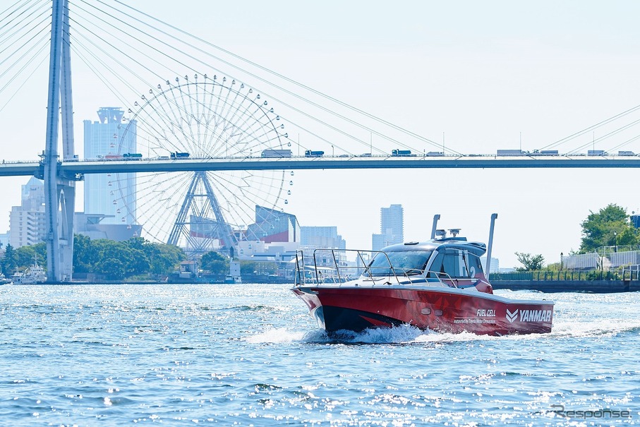 大阪湾を試験航行する水素燃料電池試験艇