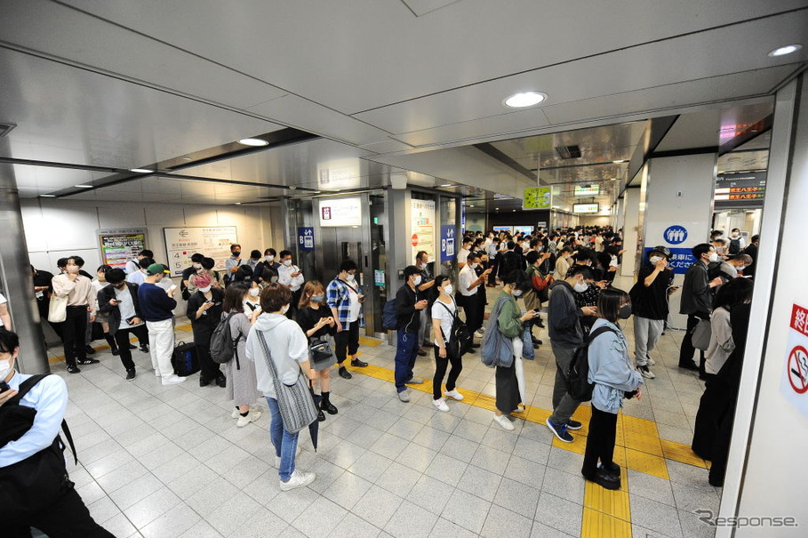 電車の運転再開を待つ人々（10月7日、東京・新宿駅）