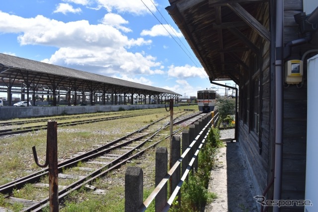 美濃赤坂駅。西濃鉄道は写真左、ホームの向こう側で線路がつながっている。