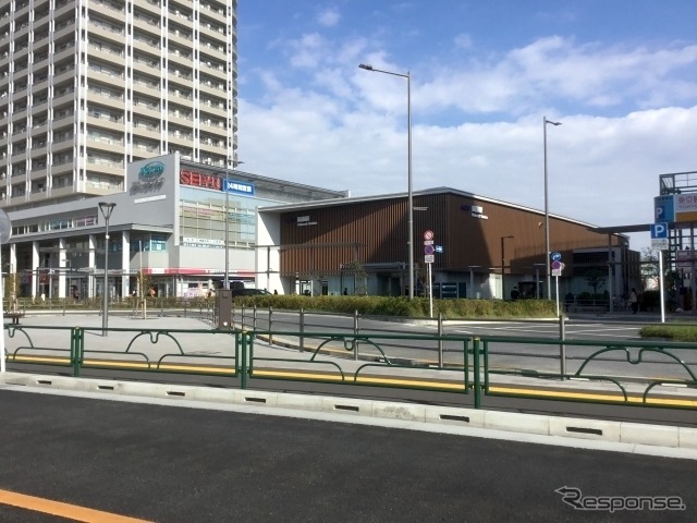 車内傷害事件で上り特急が緊急停車した京王線国領駅。多くの被害者が運び込まれた。