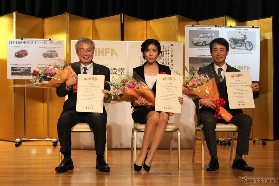 向かって左からカワサキモータース代表取締役社長の伊藤浩氏、日産自動車グローバルエクスターナル広報部主担の新倉道代氏、トヨタ社会貢献推進部部長でトヨタ博物館館長の布垣直昭氏