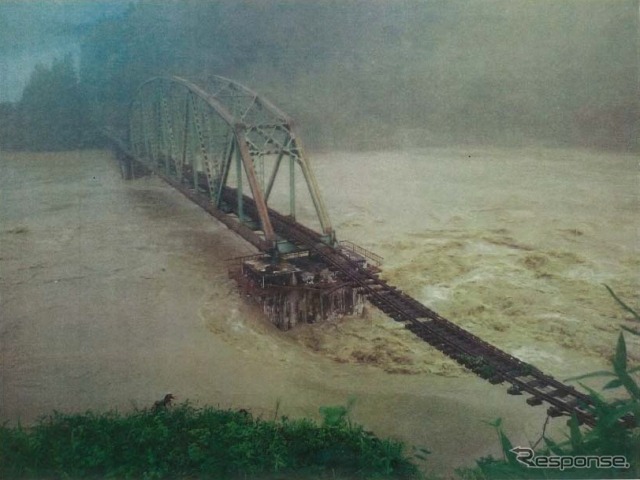 被災時の只見線第5只見川橋梁（193.3m）。2011年7月の豪雨で橋桁が約25m流失した。