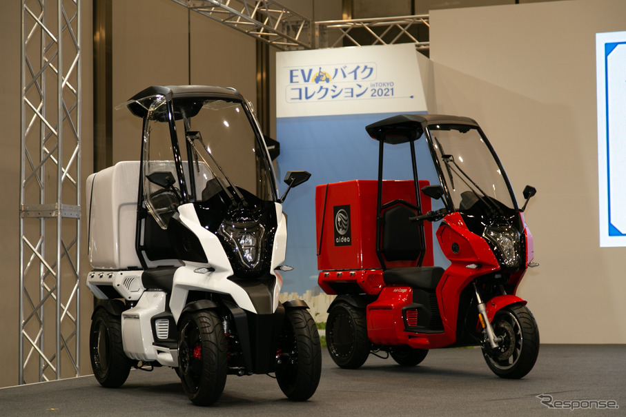 手前がAA-i、奥はAA-Cargo（EVバイクコレクション2021）。