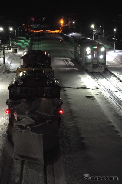 函館本線蘭島駅で排雪列車と交換するH100形の普通列車。余市～小樽間ではこのほか塩谷駅があるが、第3セクターで存続する場合、余市町内と小樽市内に1駅ずつ新設する構想もある。