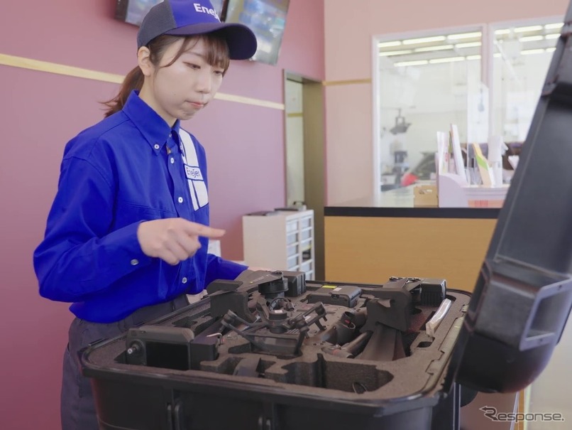 サービスステーションでドローン貸し出す様子