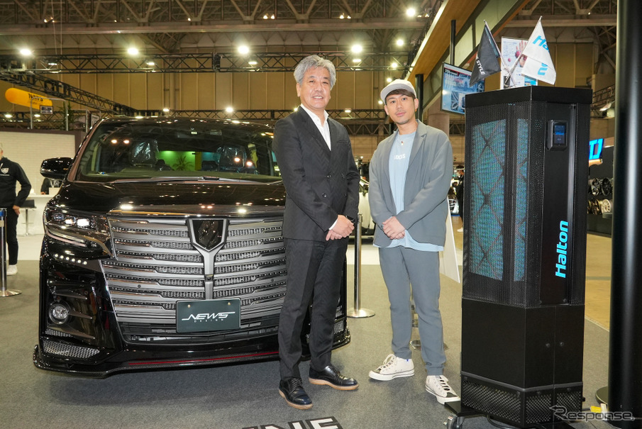 AlpineF#1Statusアンバサダーのケミストリー川畑（向かって右）とハルトン社町井社長（東京オートサロン2022）