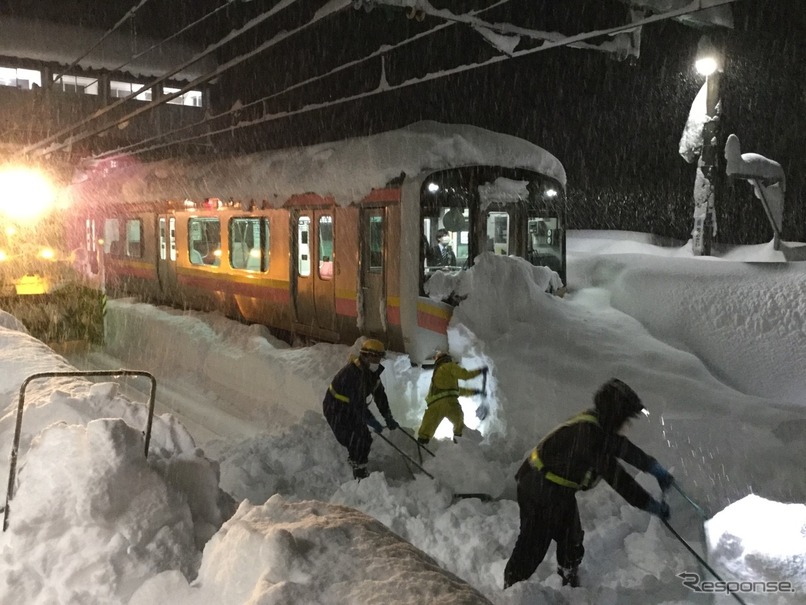 2020年12月、記録的な大雪のため麻痺状態が続いた上越線水上以北の様子。2022年も大雪禍に見舞われている。