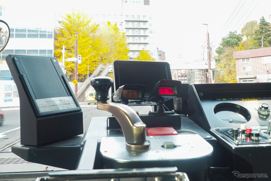 札幌市電車両の運転室。